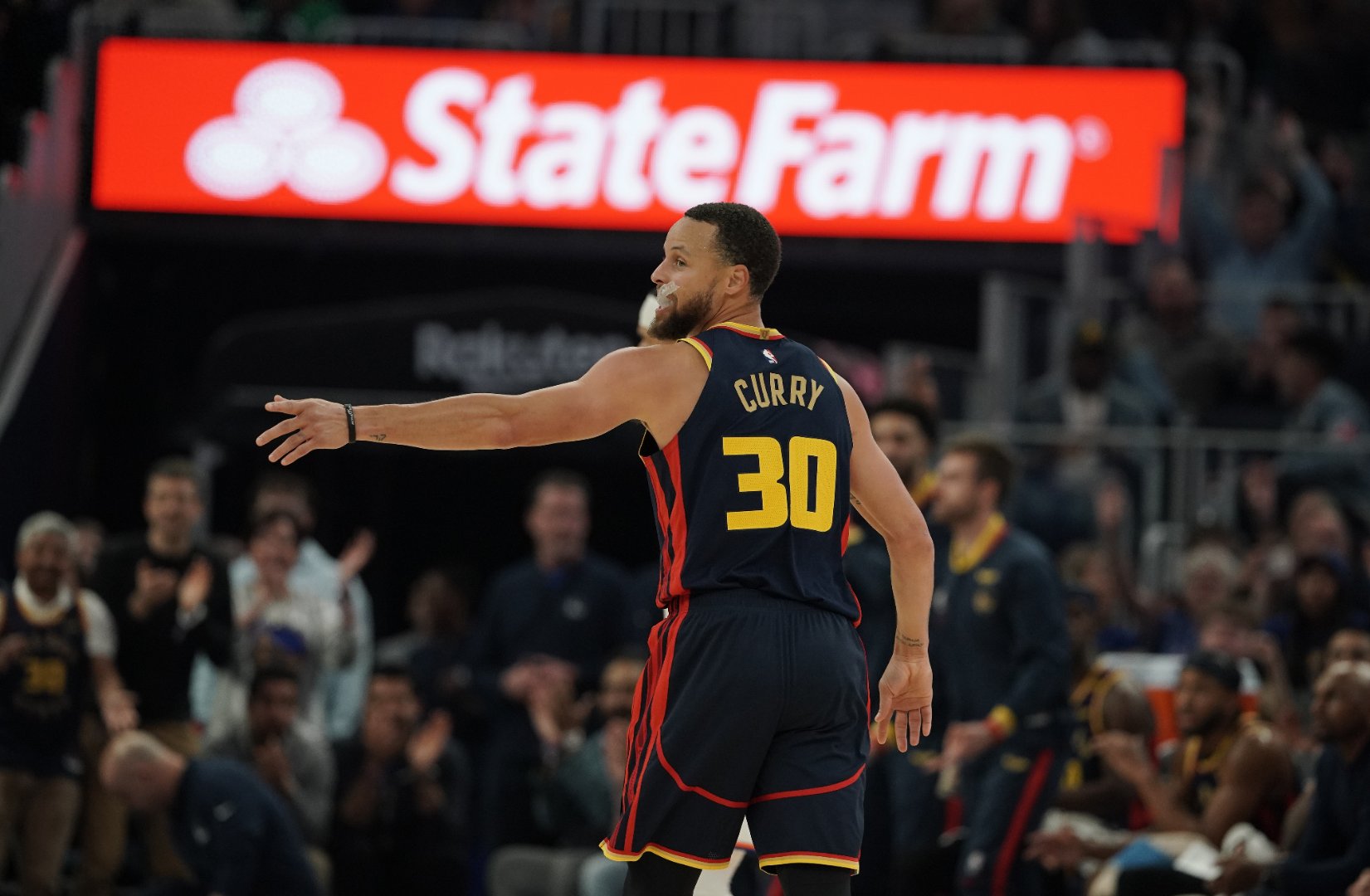 关于勇士大胜夺得胜利，库里表现抢眼的信息