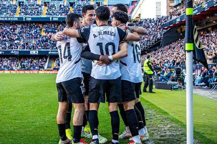 瓦伦西亚新援表现抢眼，帮助球队获胜