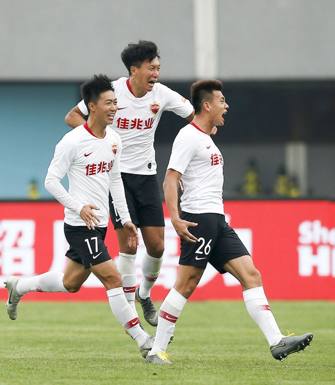 深圳佳兆业客场战平天津泰达，赛事激烈
