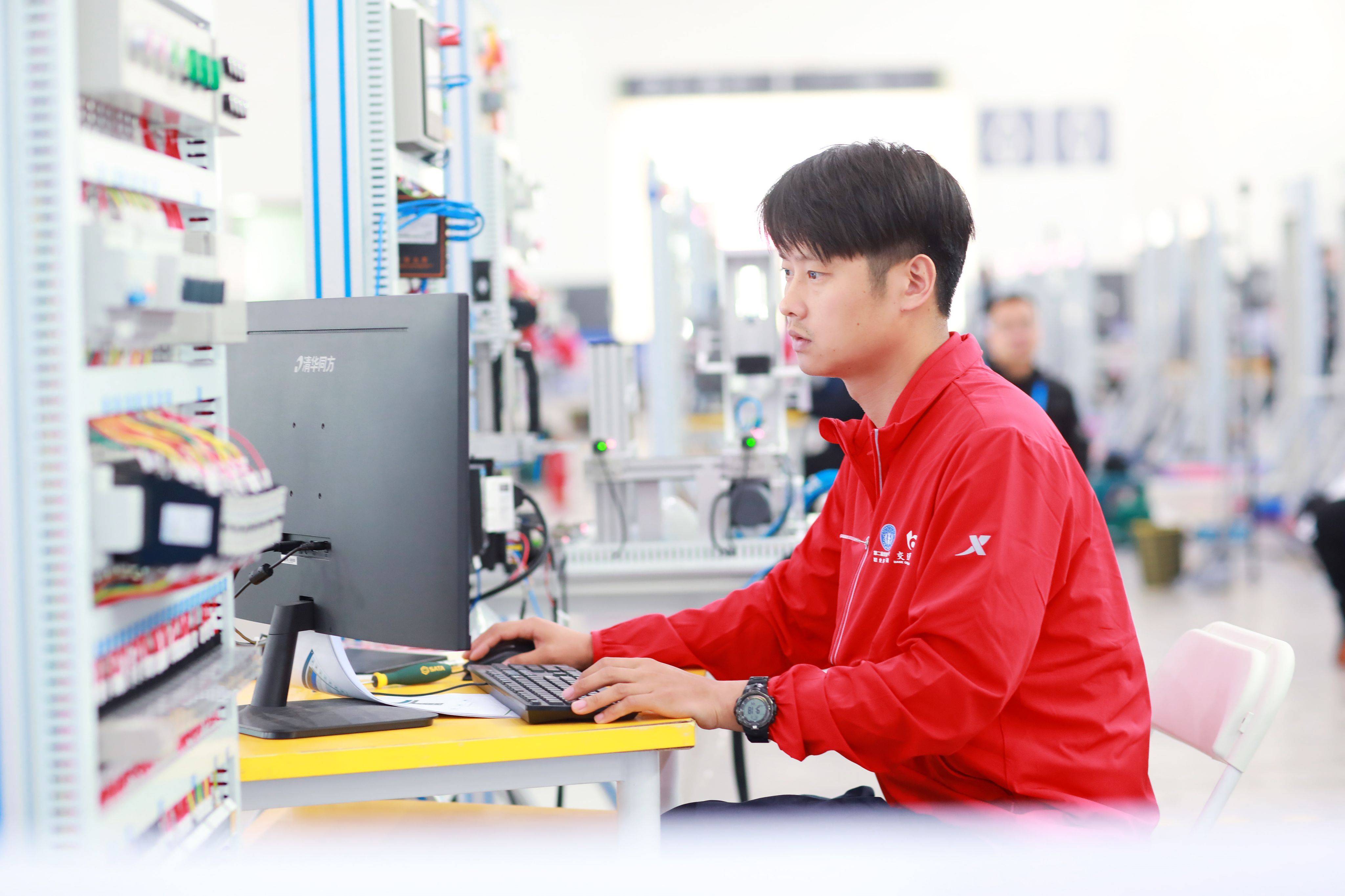 世俱杯决赛-选手在比赛中展现出惊人的技艺