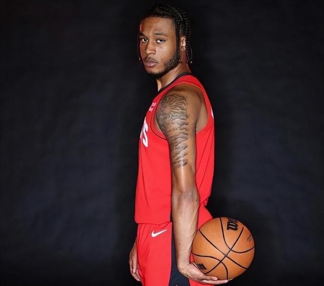 世俱杯参赛资格-火箭队的球员展现出色拼搏精神