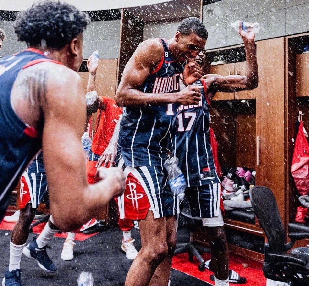 火箭队的球员展现出色拼搏精神