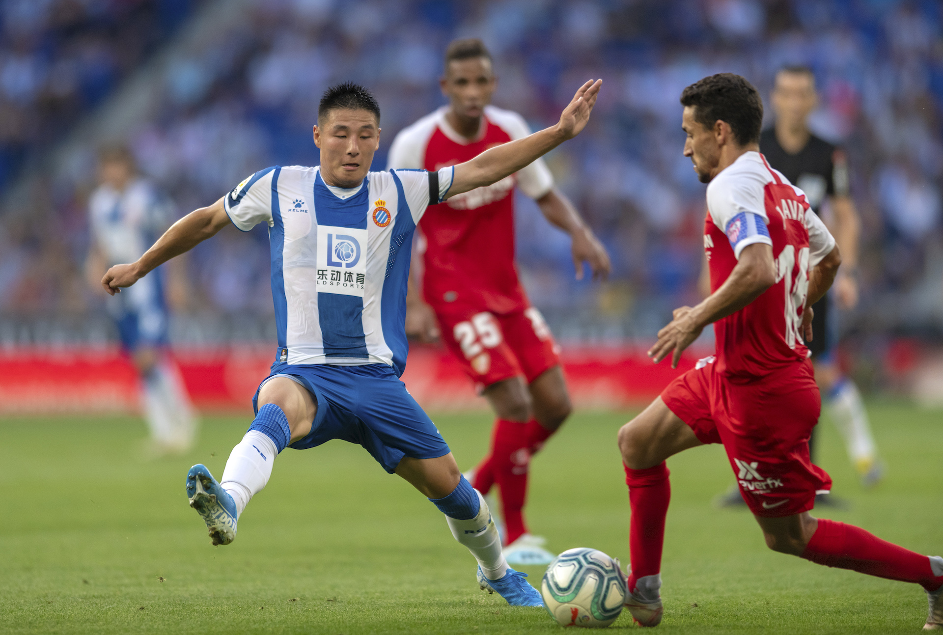 塞维利亚球员多点出击，轻取劲敌豪取三分