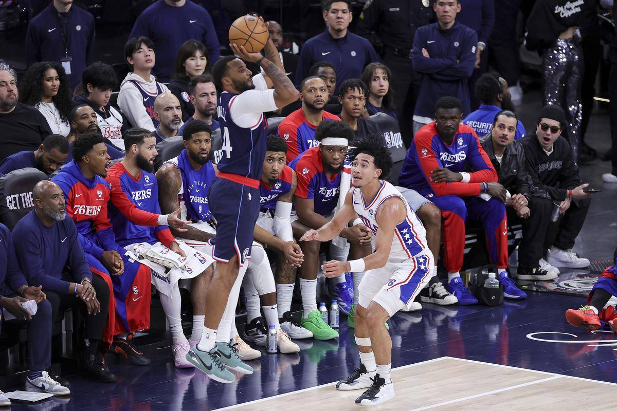 NBA比赛现场观众热情高涨