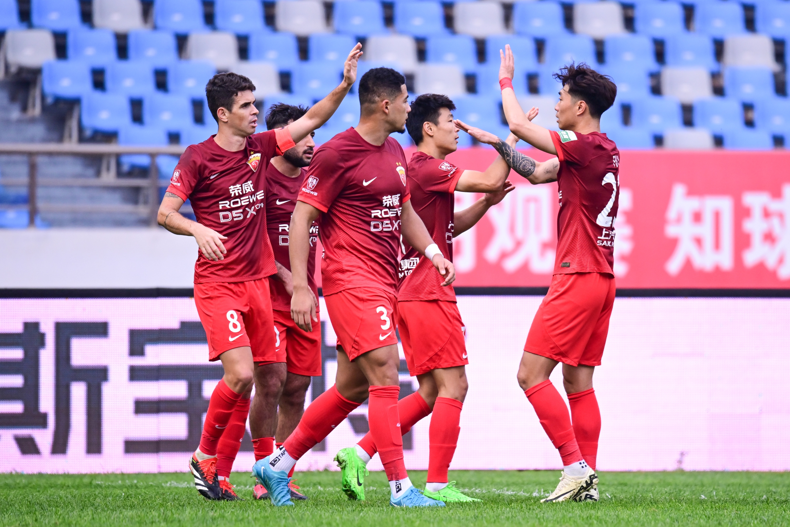 中超比赛各队实力均衡，竞争激烈