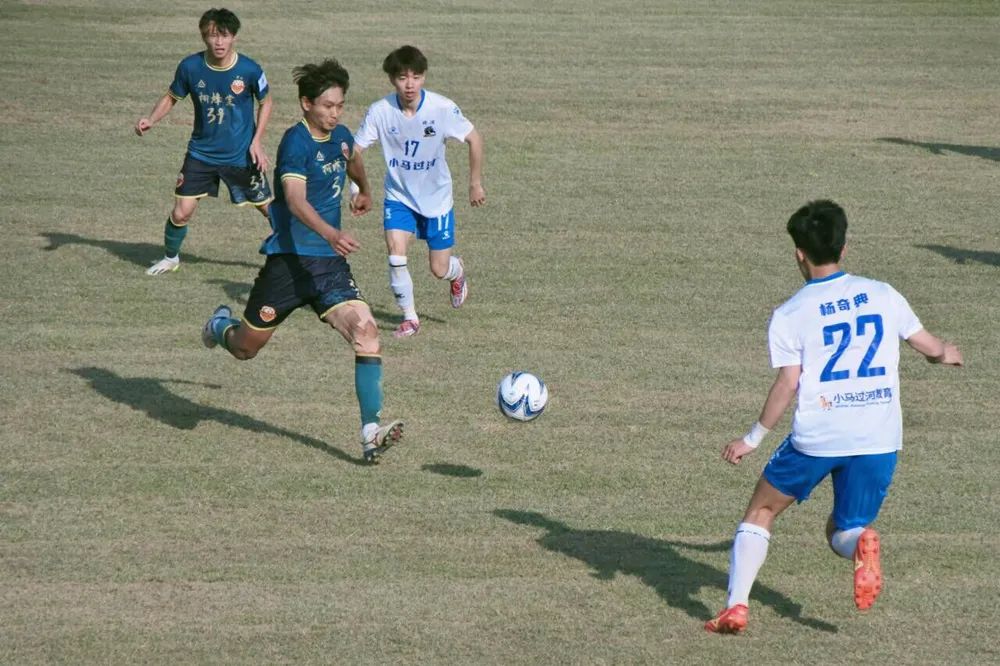 世俱杯官网-足球强队将在激烈比赛中争夺冠军荣誉，斗志昂扬