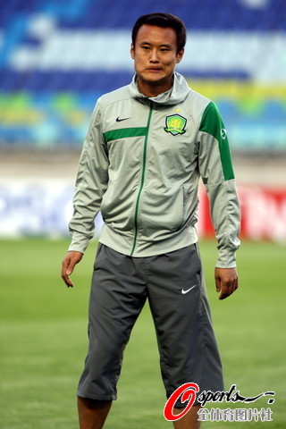 关于权健主帅帕切科战前训练表情严肃备战的信息