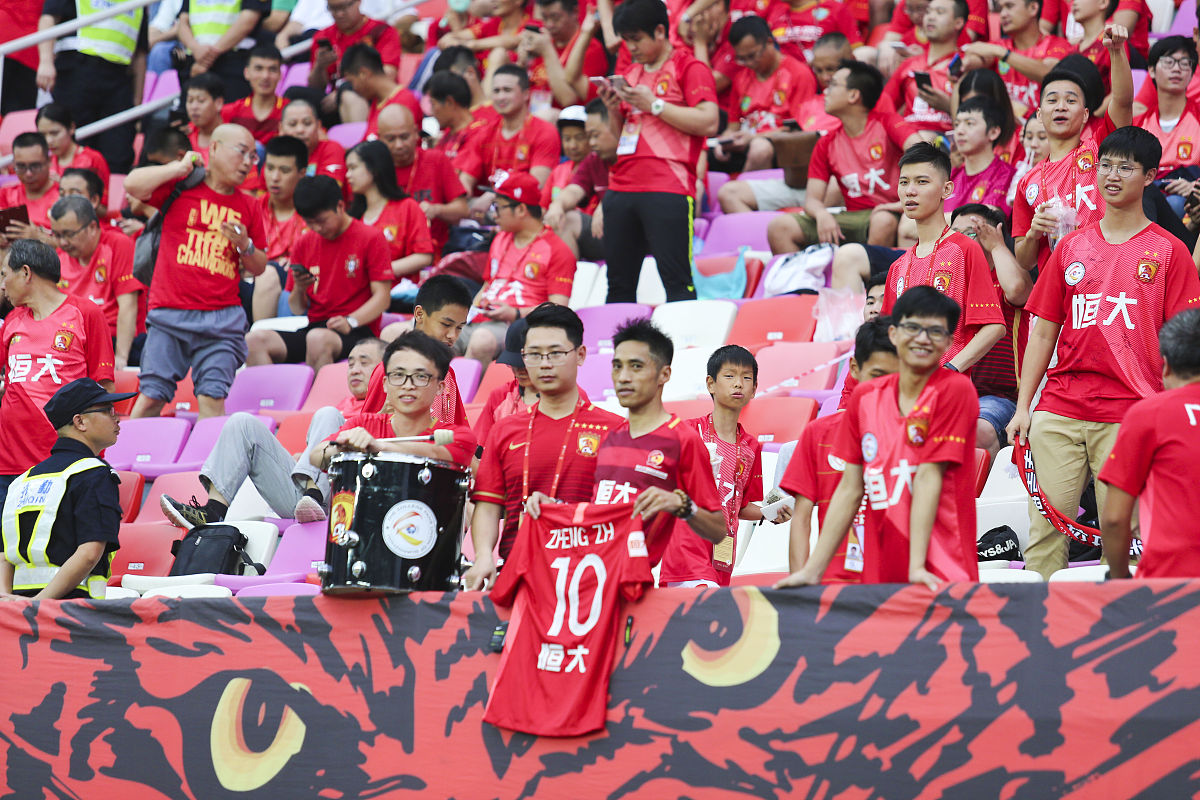 精彩的足球比赛让人心潮澎湃