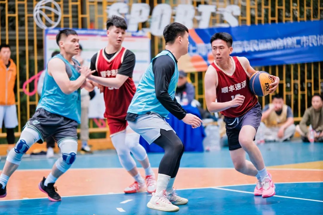 本赛季中国篮球联赛的激烈比拼，球员们拼尽全力