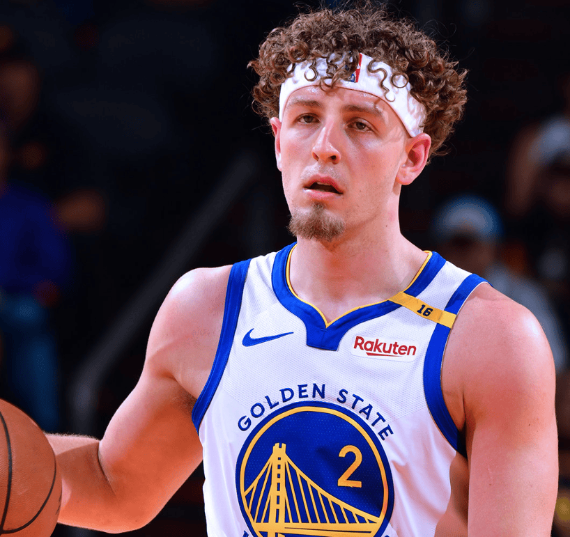 开拓者全队团结一心赢得比赛