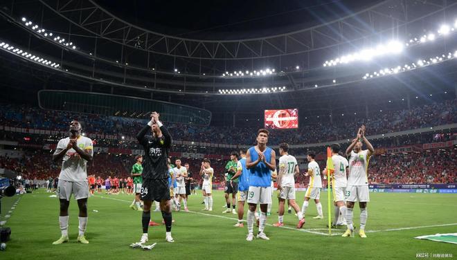 江苏苏宁客场不敌上海申花，遭遇连败