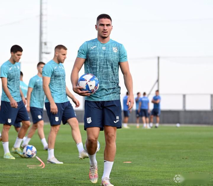 世俱杯-诺维奇前锋突破射门得手,帮球队豪取三分的简单介绍