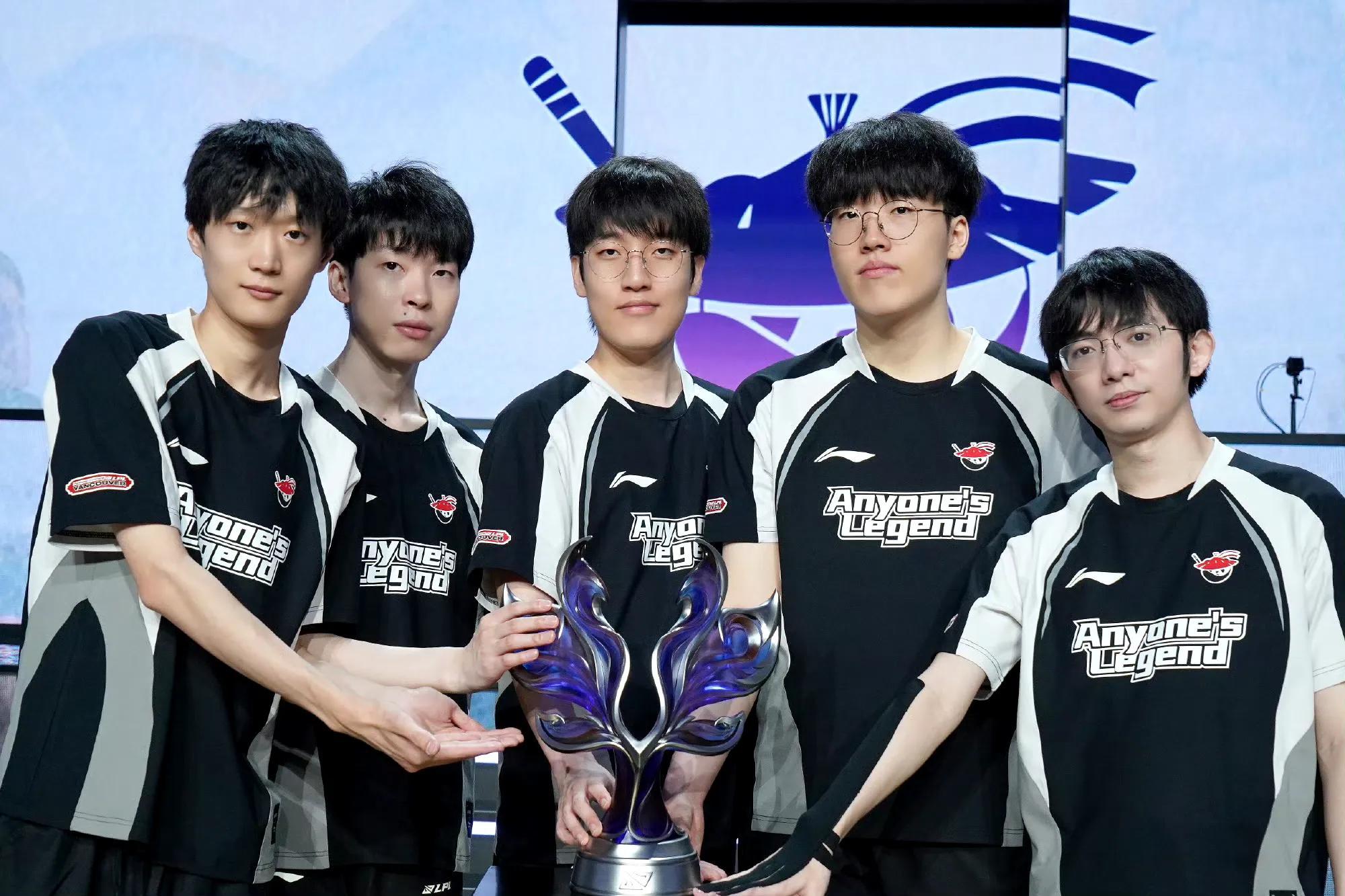 BLG力克G2，Crisp线上压制力十足宿敌对决八强赛，让粉丝疯狂欢呼